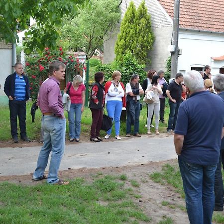 Penzion U Kostela Mikulcice Екстер'єр фото